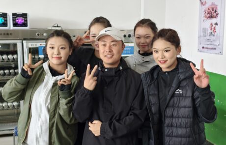 13 黃土地校友義工跟同學合影