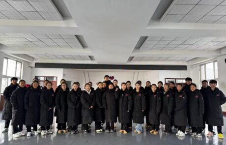 5 學生穿上保暖羽絨大衣