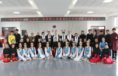 9 和演出同學合影